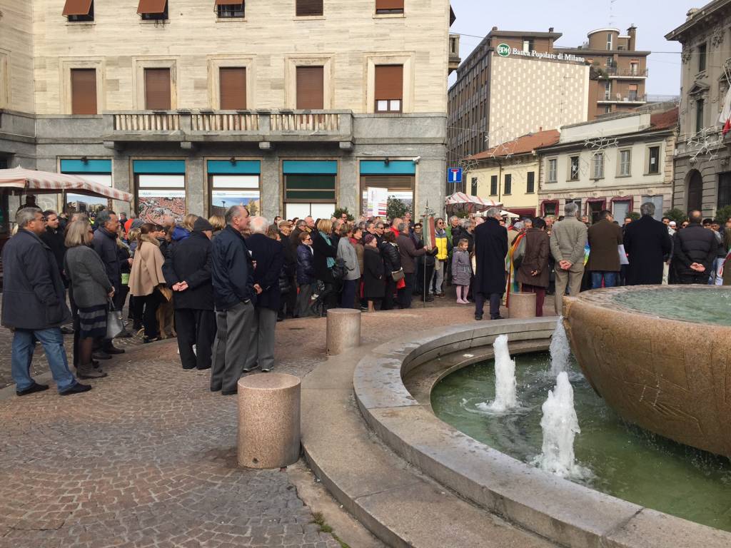 Un minuto di silenzio per le vittime di Parigi