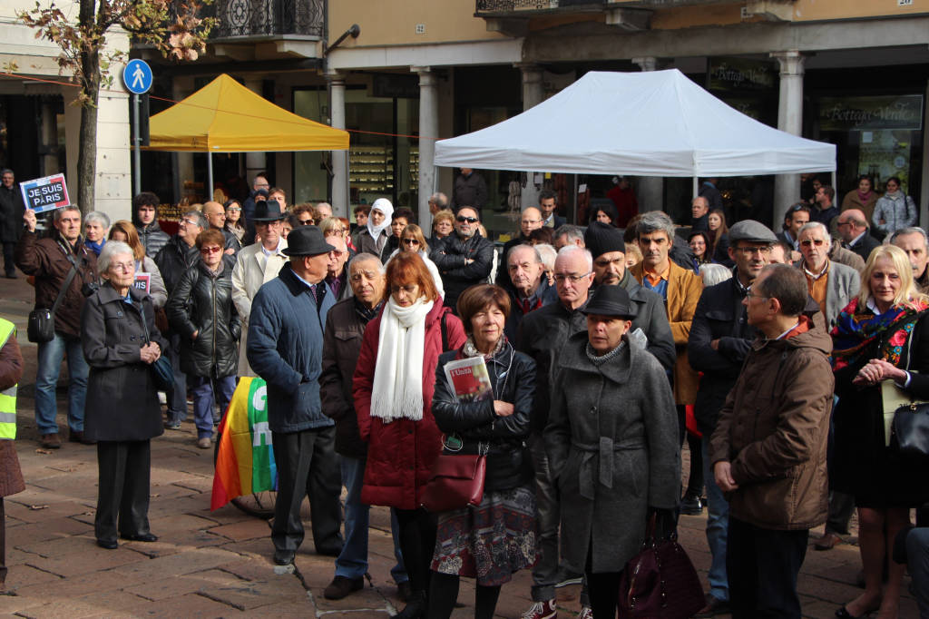 Varese in piazza per la Francia