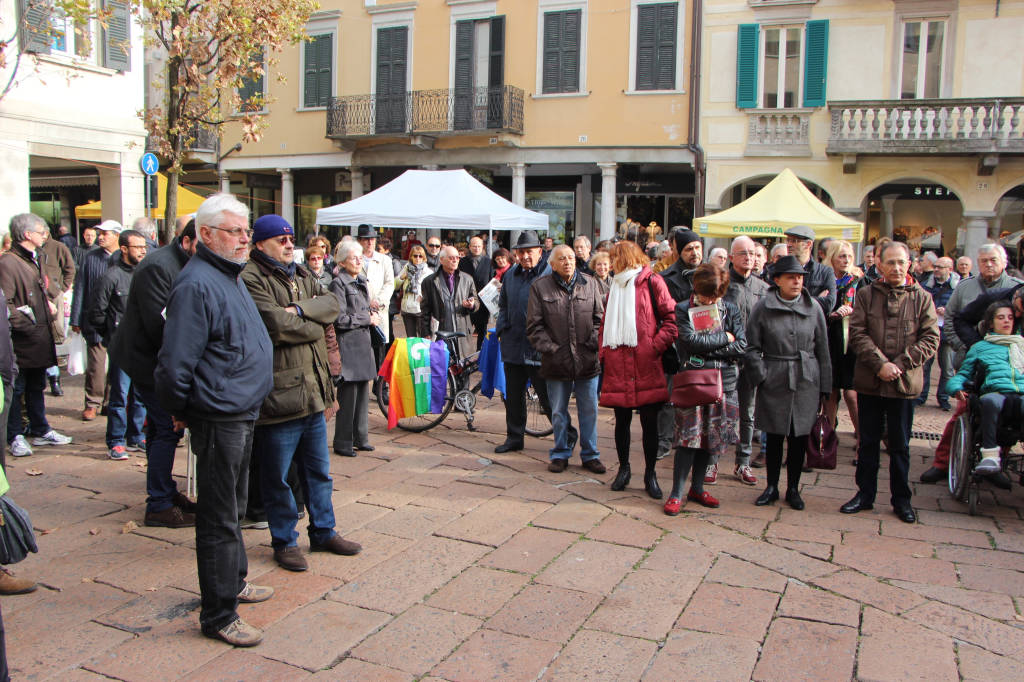 Varese in piazza per la Francia