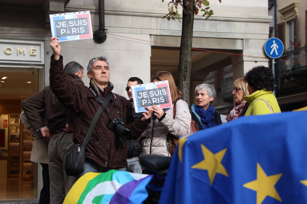 Varese in piazza per la Francia