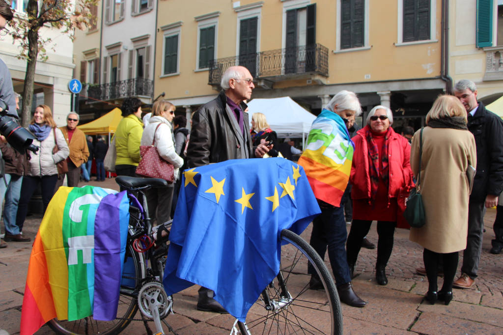 Varese in piazza per la Francia