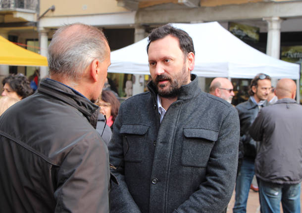 Varese in piazza per la Francia