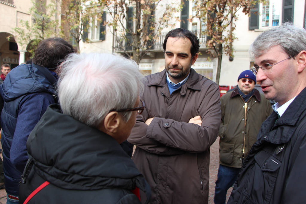 Varese in piazza per la Francia