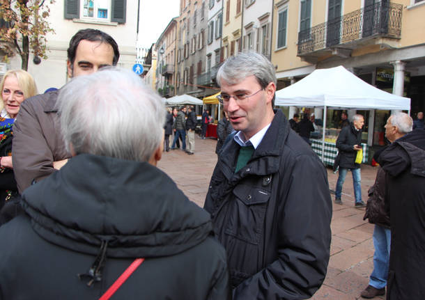 Varese in piazza per la Francia