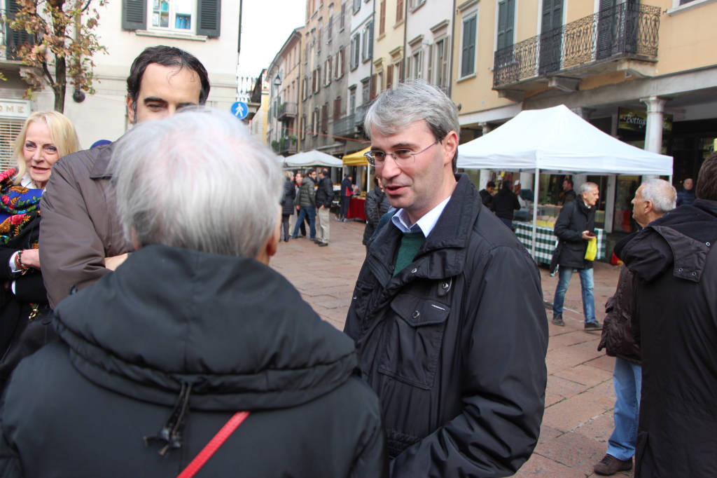 Varese in piazza per la Francia