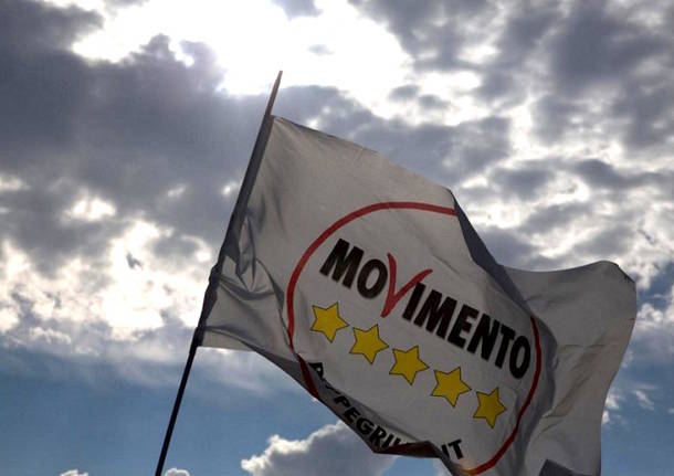 Risultato immagini per Bandiera del M5S nel fango immagini"