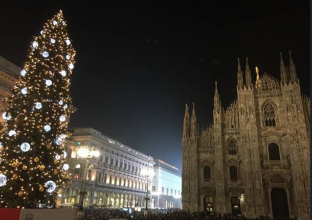 Milano, l’albero si accende in Duomo