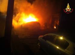 Auto in fiamme a Laveno Mombello
