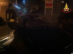 Auto in fiamme a Laveno Mombello
