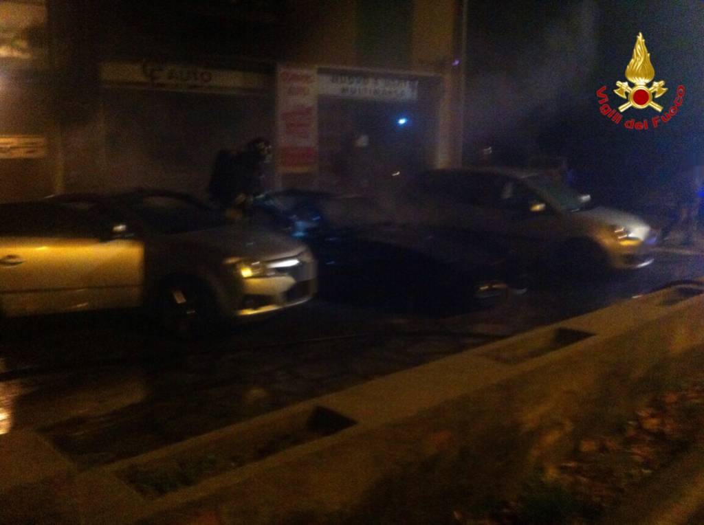 Auto in fiamme a Laveno Mombello