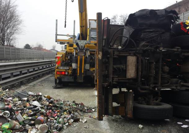 Camion si ribalta in autostrada