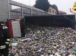 Camion ribaltato in A8