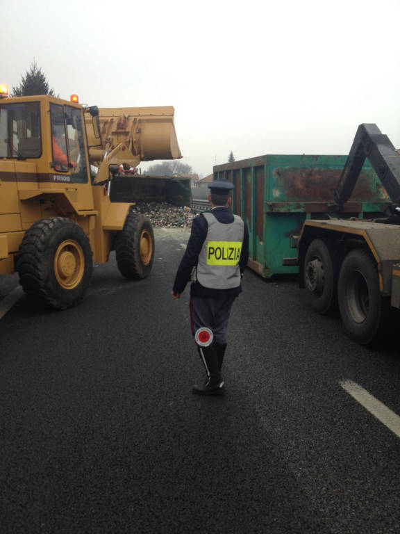 Camion ribaltato in A8