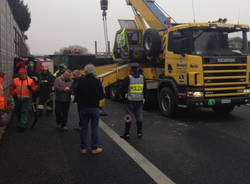 Camion ribaltato in A8