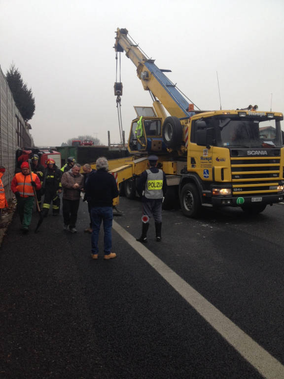 Camion ribaltato in A8