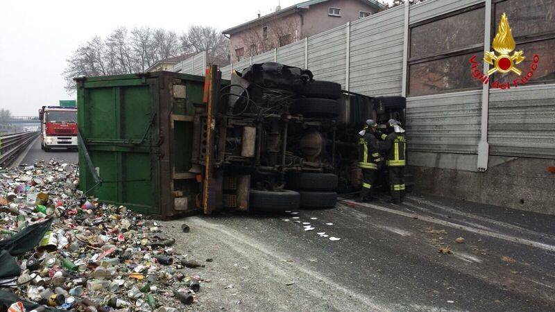 Camion ribaltato in A8 (vigili del fuoco)
