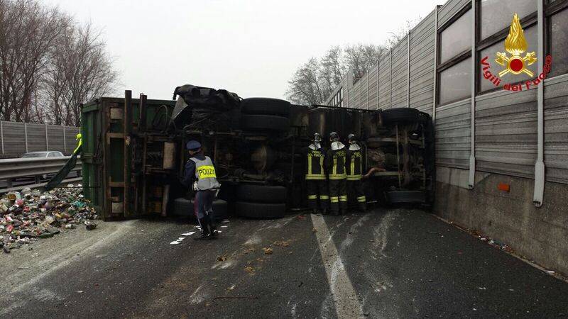 Camion ribaltato in A8 (vigili del fuoco)
