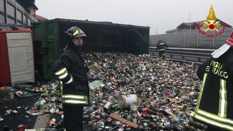Camion ribaltato in A8 (vigili del fuoco)