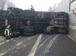 Camion ribaltato in A8 (vigili del fuoco)