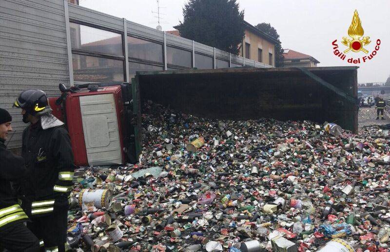 Camion ribaltato in A8 (vigili del fuoco)