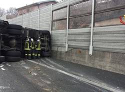 Camion ribaltato in A8 (vigili del fuoco)
