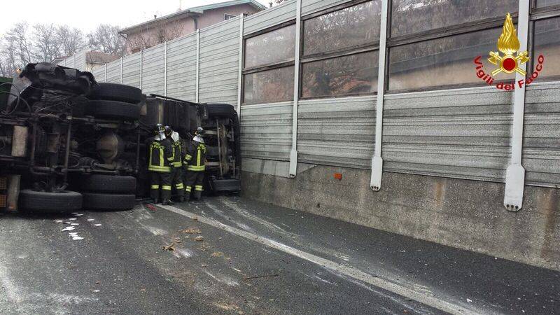 Camion ribaltato in A8 (vigili del fuoco)