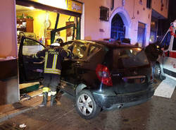 Entra con l'auto nel bar