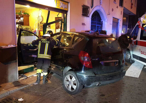 Entra con l'auto nel bar