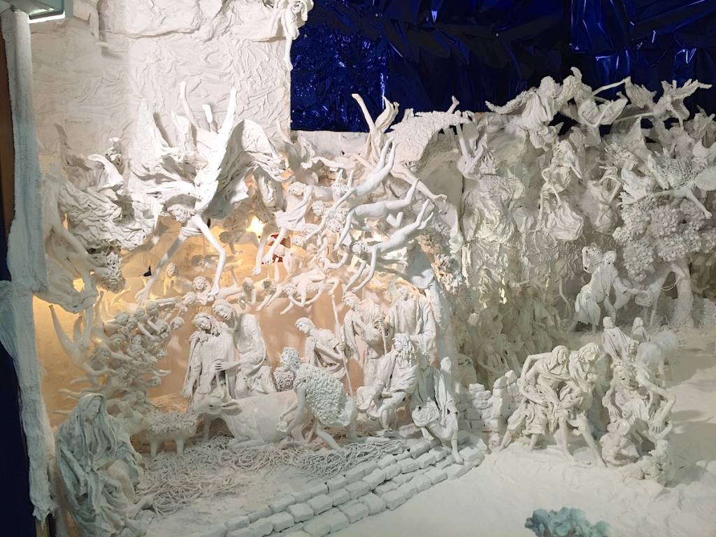 Il presepe di gesso e garze dell'ospedale di Varese
