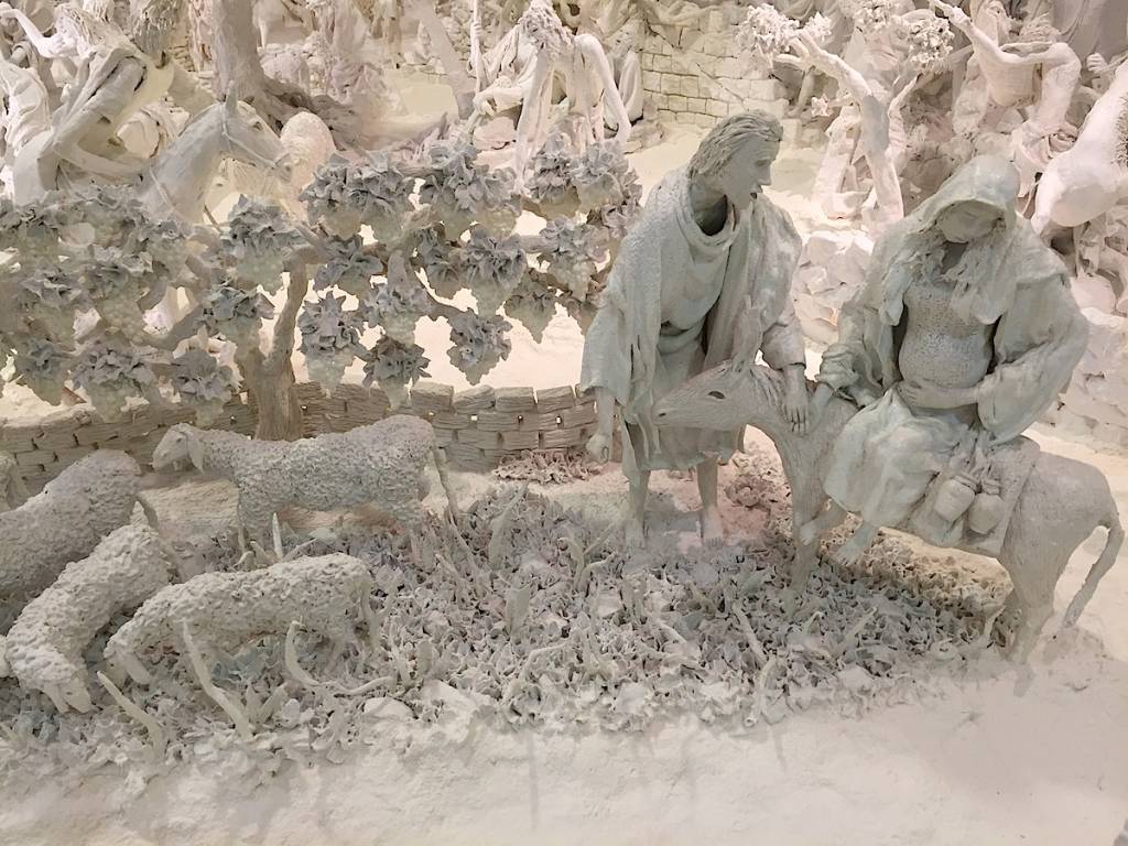 Il presepe di gesso e garze dell'ospedale di Varese