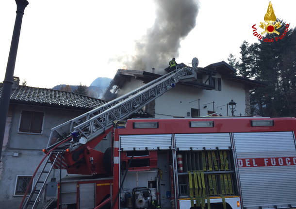 Le fiamme divorano un appartamento a Mesenzana