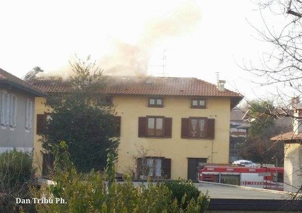 Incendio tetto ad Arsago Seprio