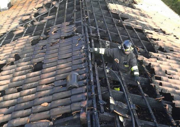 incendio tetto vigili del fuoco
