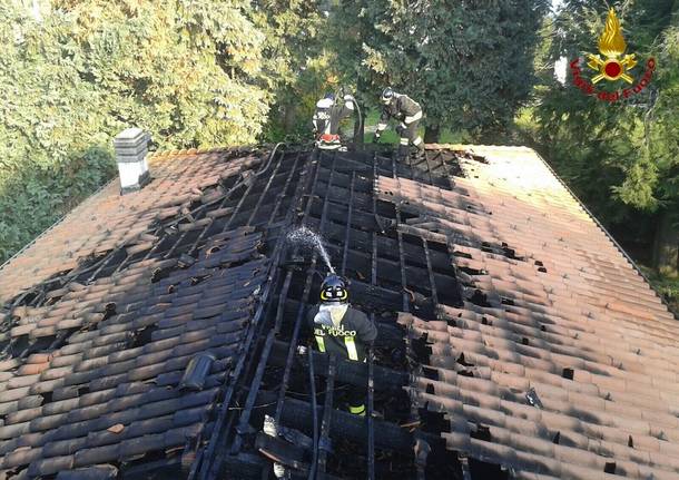 incendio tetto vigili del fuoco