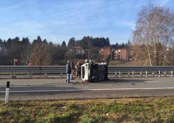 incidente autostrada a8 Solbiate Arno ribaltamento