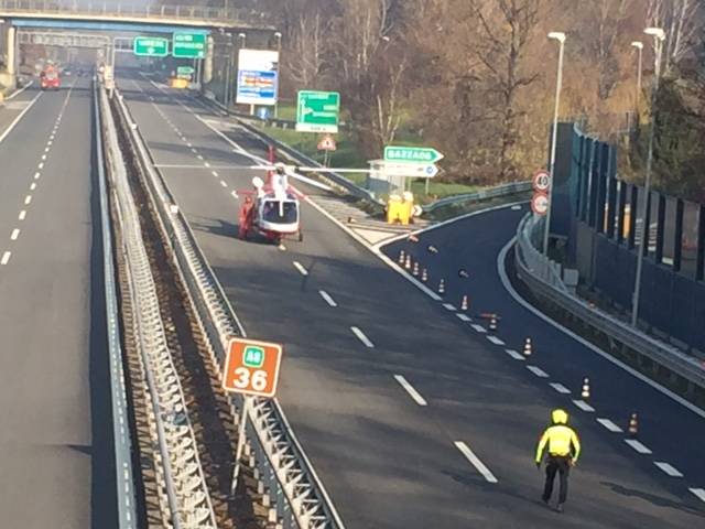 Incidente in A8, tra elicottero e curiosi