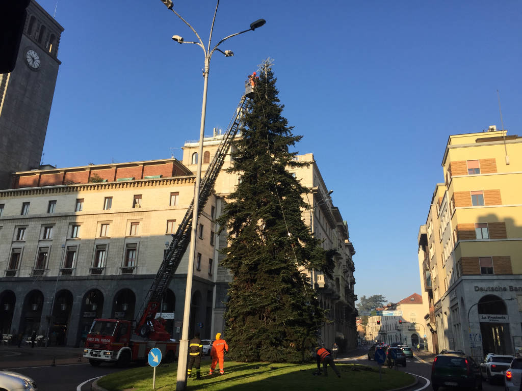 L'albero di Natale di piazza Monte Grappa