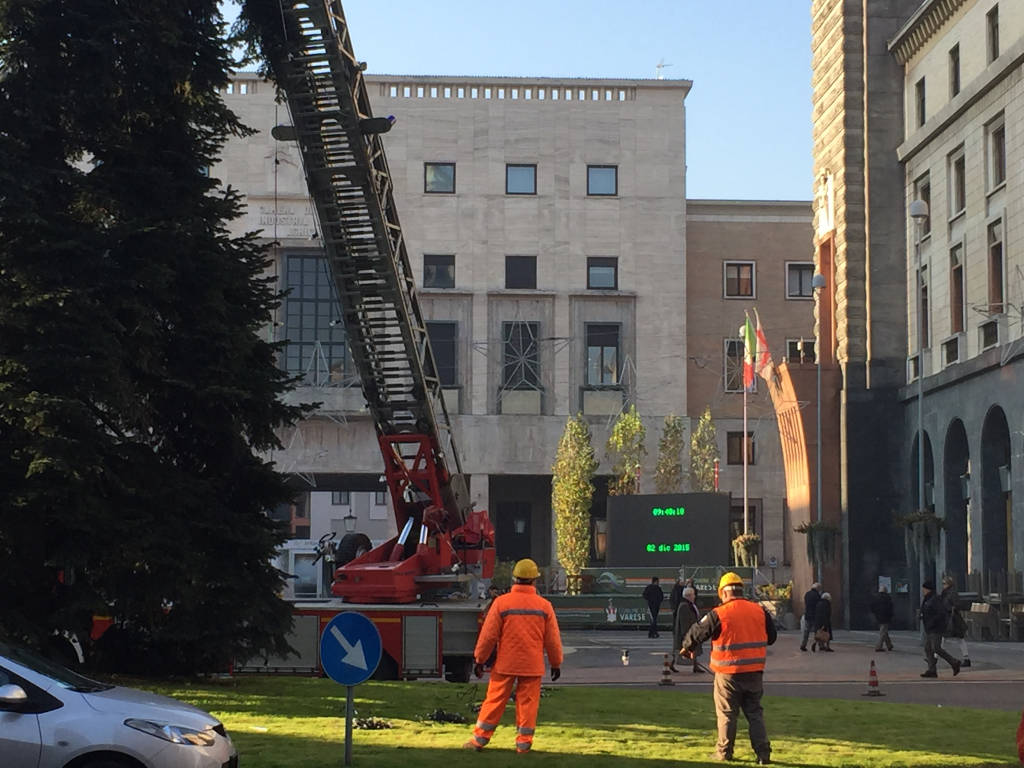 L'albero di Natale di piazza Monte Grappa