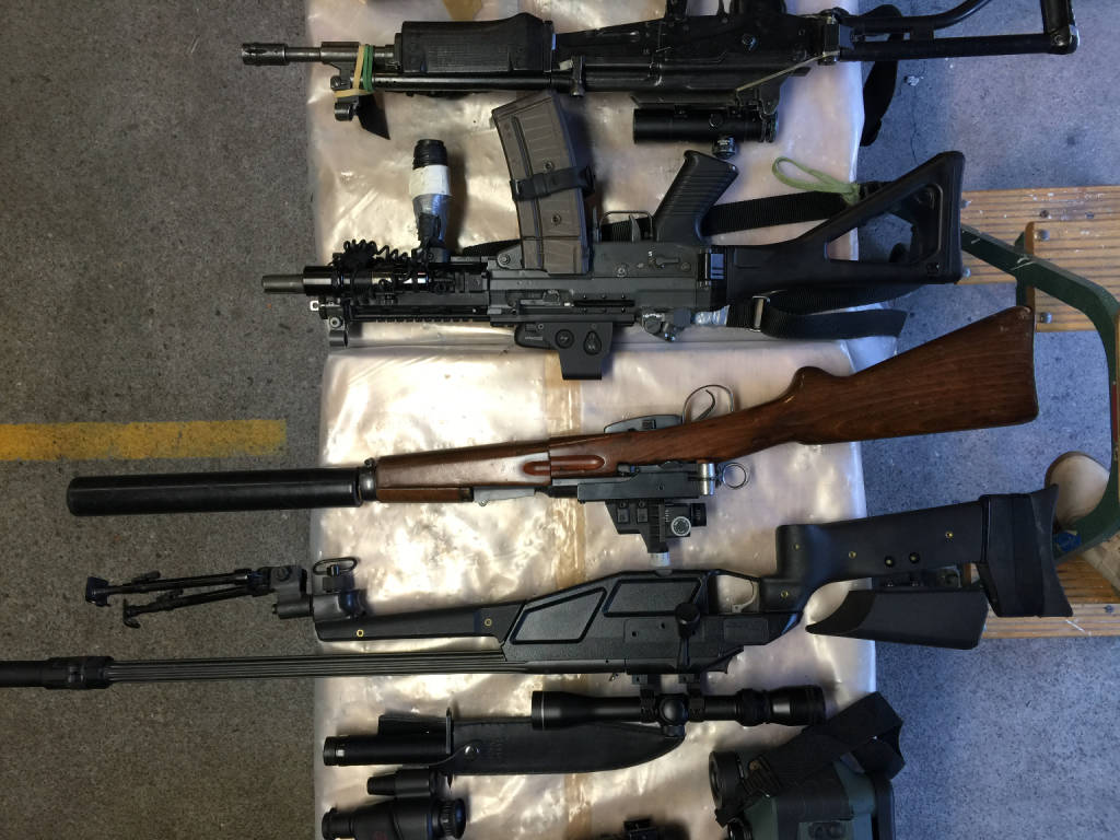 L'arsenale sequestrato in Canton Ticino