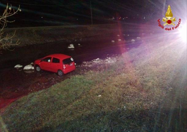 L'auto finisce nel fiume a Luino