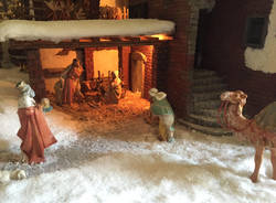 Presepe degli artisti tradatesi all'ingresso del Comune
