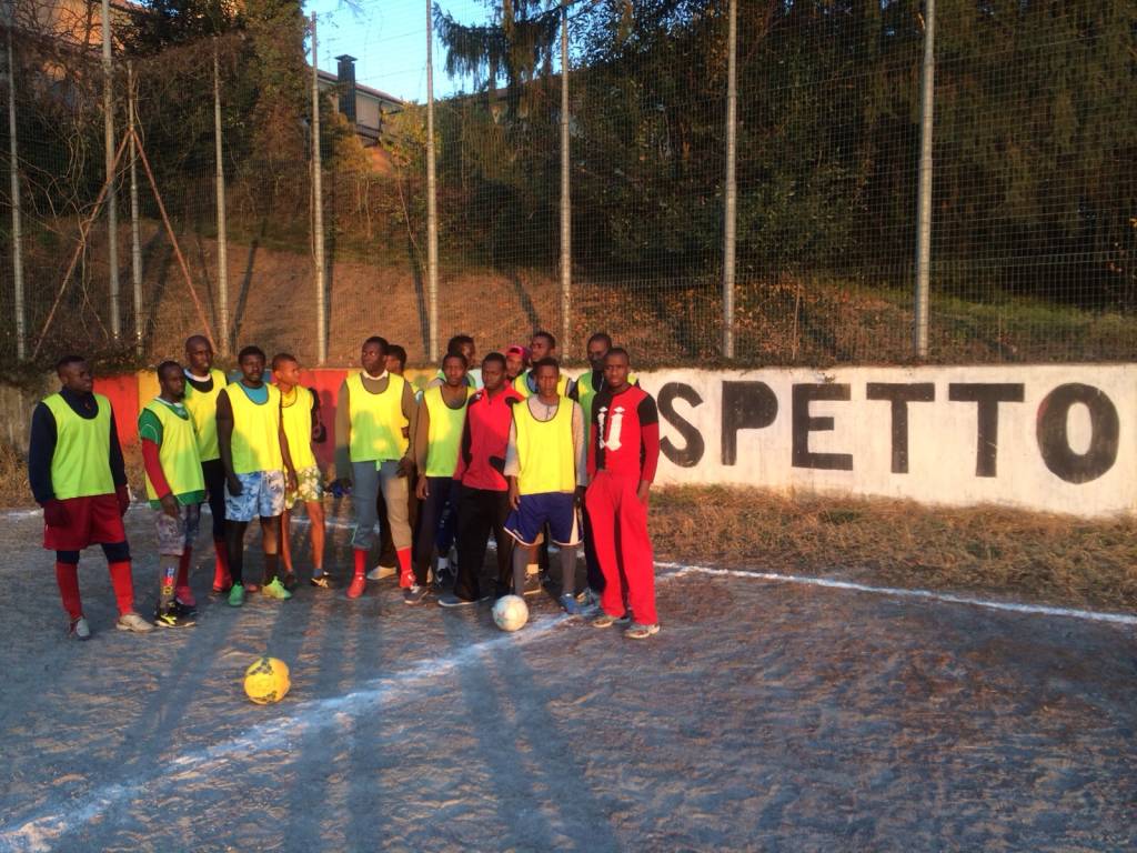 Richiedenti asilo vs Ragazzi Luvinate