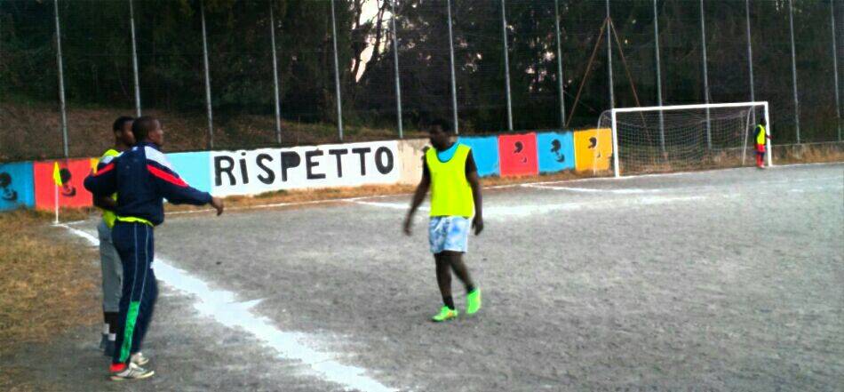 Richiedenti asilo vs Ragazzi Luvinate