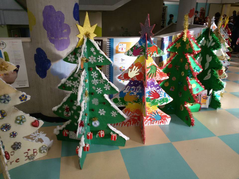 Saronno invasa da alberi di Natale colorati 