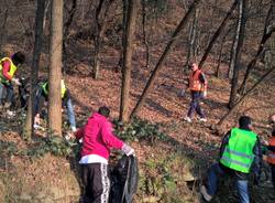 sindaco e assessori puliscono il bosco a cucco 