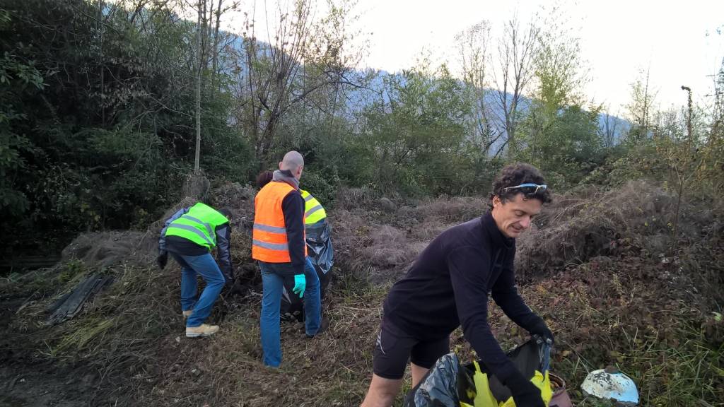 sindaco e assessori puliscono il bosco a cucco 