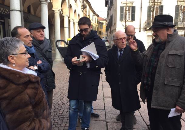 Aime protesta in centro contro lo svuotamento dei negozi