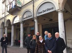 Aime protesta in centro contro lo svuotamento dei negozi