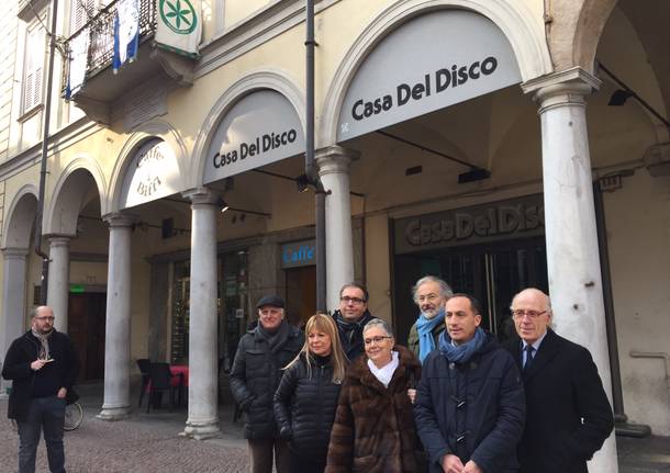 Aime protesta in centro contro lo svuotamento dei negozi