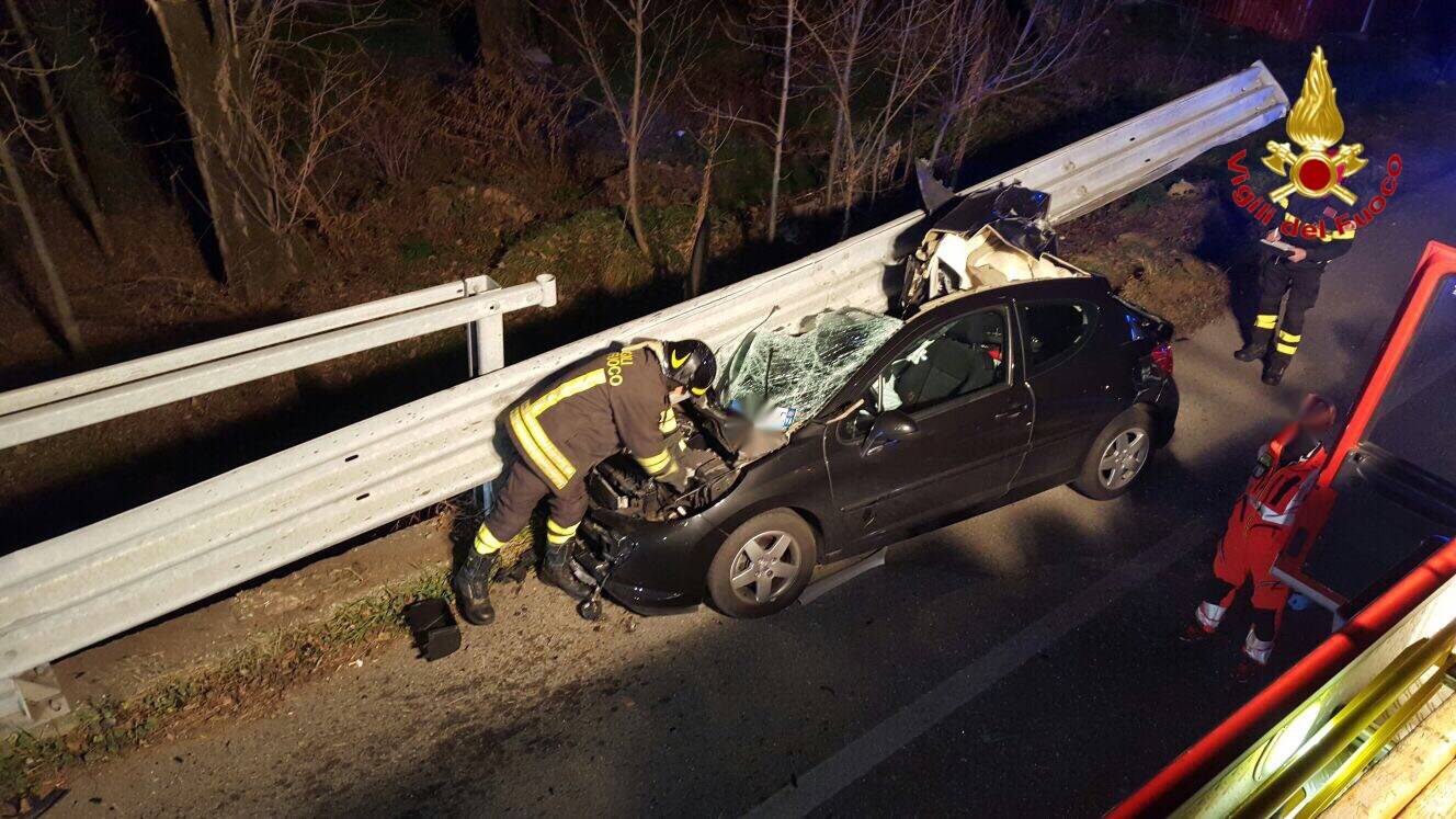 Auto contro il guard-rail, ferito 41enne